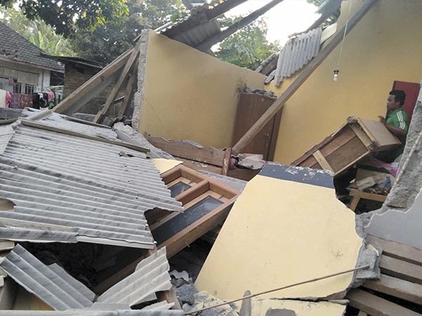 ইন্দোনেশিয়ায় ভয়াবহ ভূমিকম্প, বাড়ছে মৃতের সংখ্যা ইন্দোনেশিয়ায় ভয়াবহ ভূমিকম্প, বাড়ছে মৃতের সংখ্যা