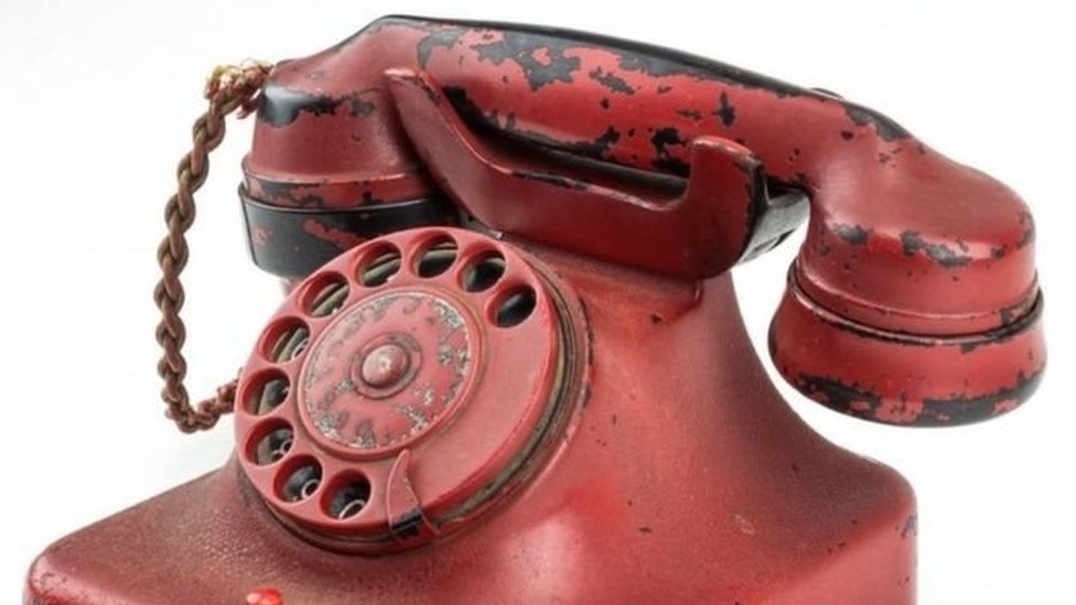 হিটলারের ফোনটি পাওয়া যায় বার্লিনের একটি বাঙ্কারে হিটলারের ফোনটি পাওয়া যায় বার্লিনের একটি বাঙ্কারে