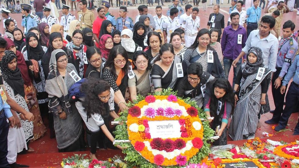 কেন্দ্রীয় শহীদ মিনারে পুস্পস্তবক অর্পণ করেন নানাস্তরের মানুষ কেন্দ্রীয় শহীদ মিনারে পুস্পস্তবক অর্পণ করেন নানাস্তরের মানুষ