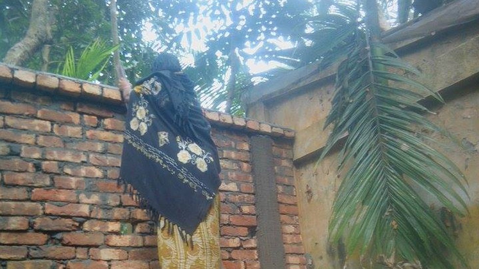 পরিবারের মহিলাদের বাইরে যেতে হচ্ছে মই দিয়ে দেওয়াল টপকে পরিবারের মহিলাদের বাইরে যেতে হচ্ছে মই দিয়ে দেওয়াল টপকে