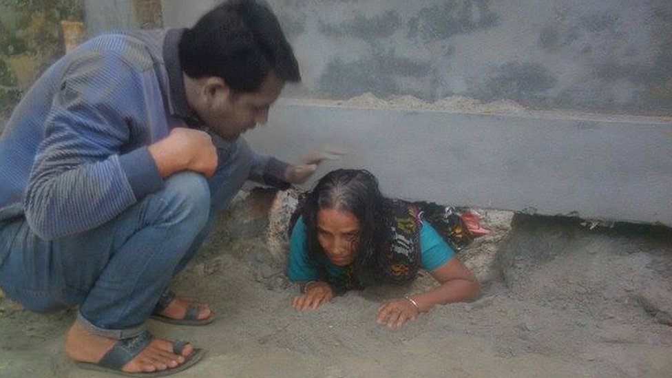 কখনও বা তারা বাড়ির বাইরে বেরোচ্ছেন দেওয়ালের নিচে গর্ত খুঁড়ে কখনও বা তারা বাড়ির বাইরে বেরোচ্ছেন দেওয়ালের নিচে গর্ত খুঁড়ে