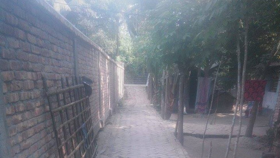 মোহাম্মদ আজিজের বাড়িকে ঘিরে এই সেই বিতর্কিত দেওয়াল মোহাম্মদ আজিজের বাড়িকে ঘিরে এই সেই বিতর্কিত দেওয়াল