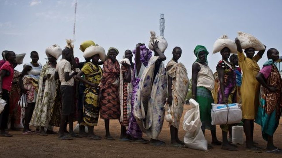 দক্ষিণ সুদানে খাদ্য সহায়তার জন্য লাইনে দাড়িয়ে মানুষজন। দক্ষিণ সুদানে খাদ্য সহায়তার জন্য লাইনে দাড়িয়ে মানুষজন।