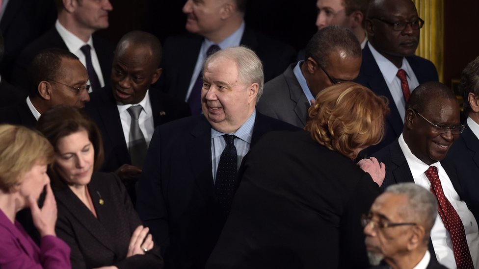 যুক্তরাষ্ট্রের রাশিয়ার দূত সের্গে কিসলিয়াক (মাঝে)