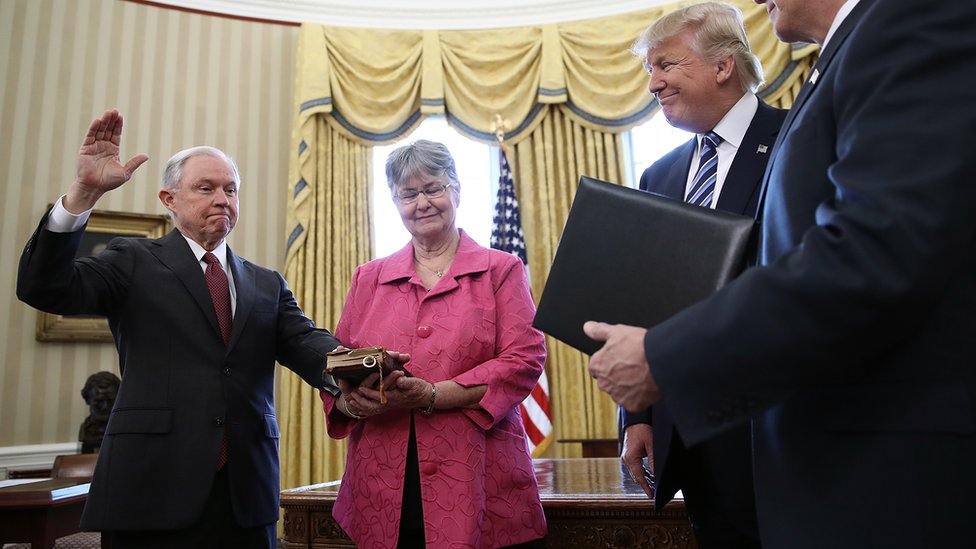 অ্যাটর্নি জেনারেল পদে জেফ সেশন্সের শপথ গ্রহণ