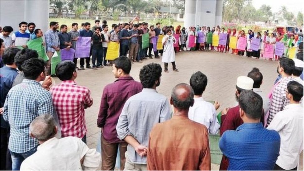 বগুড়ায় মেডিকেল কলেজ হাসপাতালে ইন্টার্ন চিকিৎসকদের কর্মবিরতি (শনিবারের ছবি) বগুড়ায় মেডিকেল কলেজ হাসপাতালে ইন্টার্ন চিকিৎসকদের কর্মবিরতি (শনিবারের ছবি)