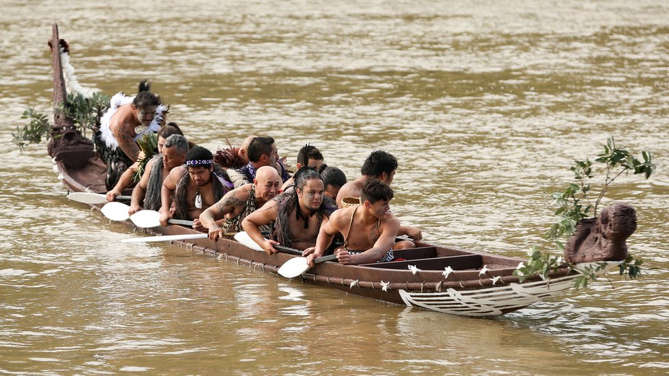 হোয়াংগানুই নদীতে মাওরিদের নৌকা বাইচ হোয়াংগানুই নদীতে মাওরিদের নৌকা বাইচ