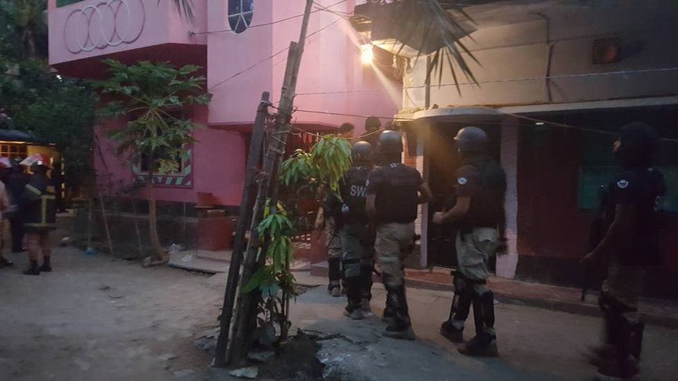 বাড়িটিতে অভিযানে পুলিশের প্রস্তুতি বাড়িটিতে অভিযানে পুলিশের প্রস্তুতি