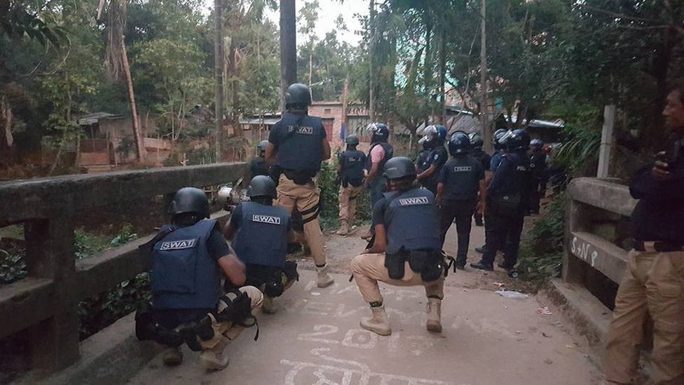 ঢাকা থেকে সোয়াট টিম স্থানীয় পুলিশের সাথে অভিযানে যোগ দেয় ঢাকা থেকে সোয়াট টিম স্থানীয় পুলিশের সাথে অভিযানে যোগ দেয়