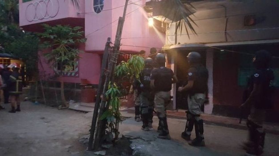 বাড়িটিতে অভিযানে পুলিশের প্রস্তুতি বাড়িটিতে অভিযানে পুলিশের প্রস্তুতি