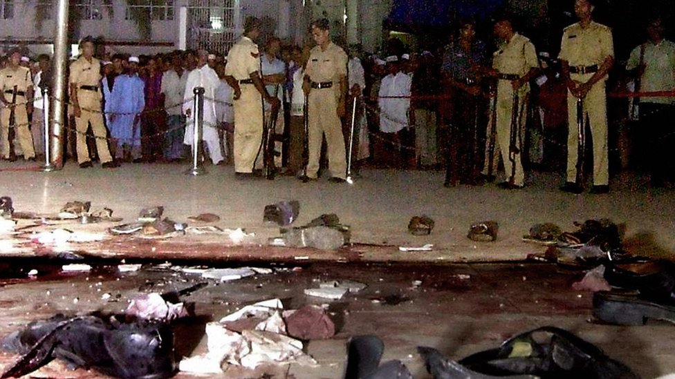 ২০০৪ সালে সিলেটে হযরত শাহজালালের মাজারে গ্রেনেড হামলার পর ঘটনাস্থলের দৃশ্য ২০০৪ সালে সিলেটে হযরত শাহজালালের মাজারে গ্রেনেড হামলার পর ঘটনাস্থলের দৃশ্য