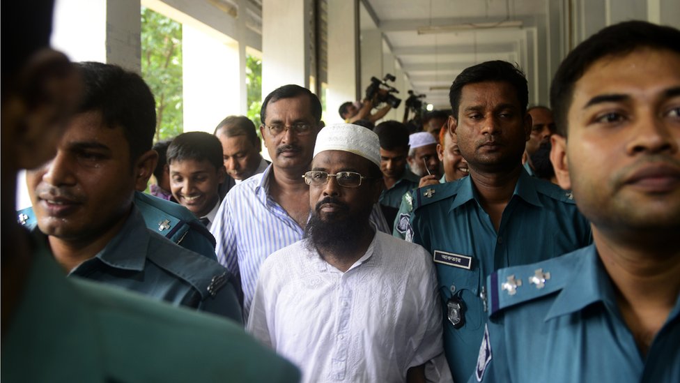 পুলিশ পাহারায় আদালতে হাজির করা হচ্ছে মুফতি হান্নানকে পুলিশ পাহারায় আদালতে হাজির করা হচ্ছে মুফতি হান্নানকে