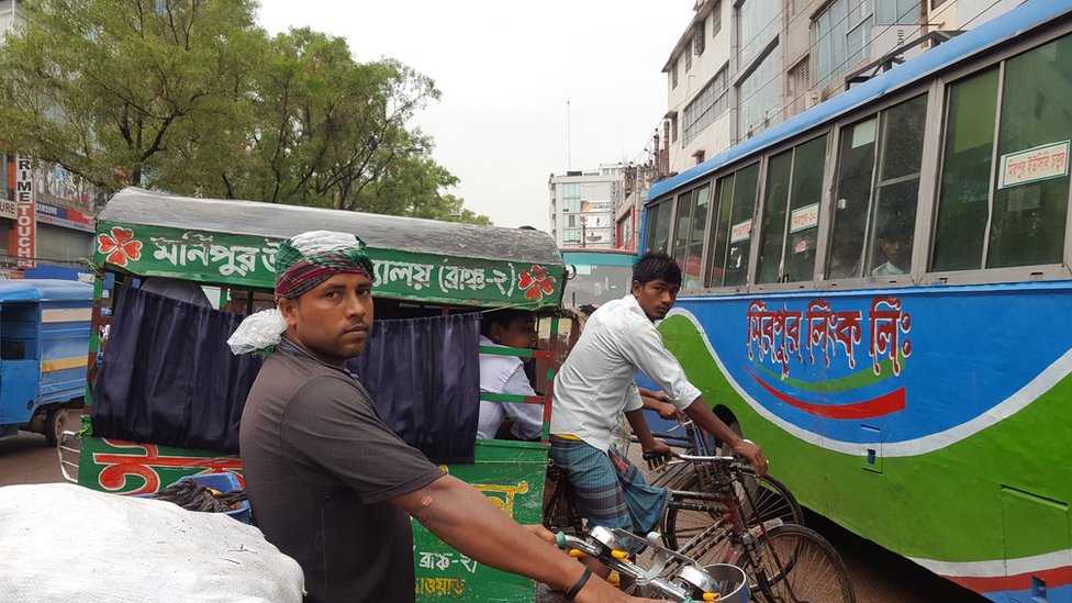 স্কুল পড়ুয়া শিশুদের নিয়ে এই রিক্সা-ভ্যানটি খুবই ঝুঁকিপূর্ণভাবে যানজটে পূর্ণ একটি সড়ক অতিক্রম করতে চাইছে। স্কুল পড়ুয়া শিশুদের নিয়ে এই রিক্সা-ভ্যানটি খুবই ঝুঁকিপূর্ণভাবে যানজটে পূর্ণ একটি সড়ক অতিক্রম করতে চাইছে।