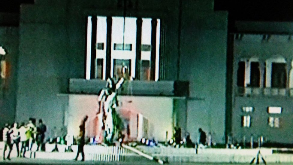 বেসরকারি টেলিভিশনে সরাসরি সম্রাপ্তরচার করছে অপসারণের কাজ। বেসরকারি টেলিভিশনে সরাসরি সম্রাপ্তরচার করছে অপসারণের কাজ।
