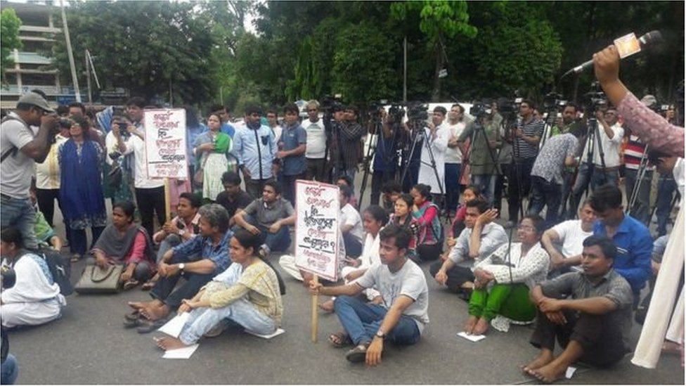 ভাস্কর্য সরানোর পর রাজু ভাস্কর্য চত্বরে সমাবেশ করে আন্দোলনকারীরা