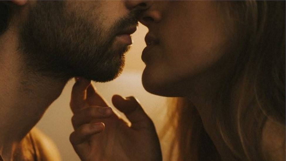 একজন আরেকজনের সঙ্গে মিলিত হচ্ছেন