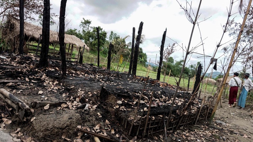 রাখাইনে পোড়া ভিটার দিকে তাকিয়ে রয়েছেন দুজন রোহিঙ্গা। রাখাইনে পোড়া ভিটার দিকে তাকিয়ে রয়েছেন দুজন রোহিঙ্গা।