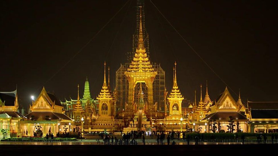 এই চিতাকে প্রতীকী অর্থে স্বর্গের সাথে তুলনা করা হচ্ছে।