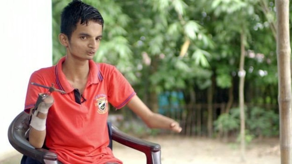 রাজ রেহমানের জন্যে বানিয়েছেন এমন একটি যন্ত্র যা দিয়ে তিনি এখন নিজে নিজেই খেতে পারেন