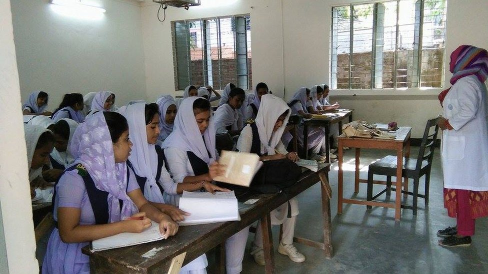 ক্লাস চলছে বনানী মডেল হাই স্কুলে ক্লাস চলছে বনানী মডেল হাই স্কুলে