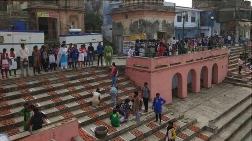 অযোধ্যা শহরের পাশ দিয়ে বয়ে যাওয়া সরযূ নদীর নতুন ঘাট অযোধ্যা শহরের পাশ দিয়ে বয়ে যাওয়া সরযূ নদীর নতুন ঘাট