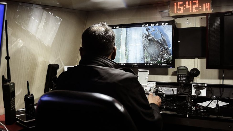 ড্রোনকে দূরনিয়ন্ত্রিতভাবে চালানো যায়। তবে আর্টিফিশিয়াল ইন্টেলিজেন্স প্রযুক্তির সুবাদে আকাশে ওড়ার সময় ড্রোনগুলো একে অন্যের সাথে যোগাযোগ রাখতে পারে। ড্রোনকে দূরনিয়ন্ত্রিতভাবে চালানো যায়। তবে আর্টিফিশিয়াল ইন্টেলিজেন্স প্রযুক্তির সুবাদে আকাশে ওড়ার সময় ড্রোনগুলো একে অন্যের সাথে যোগাযোগ রাখতে পারে।