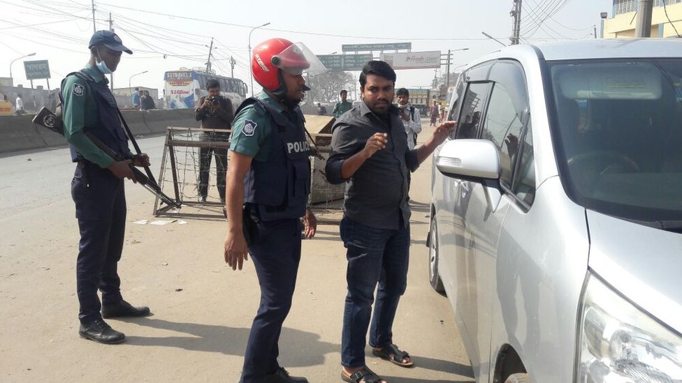 গাবতলির কাছে গাড়ি থেকে নামিয়ে জিজ্ঞাসাবাদ করছে পুলিশ