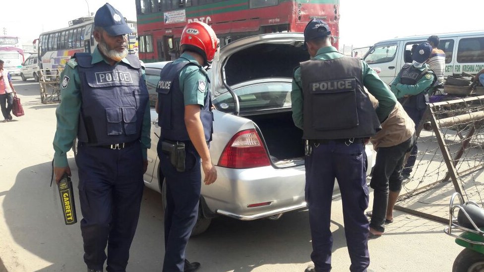 গাবতলি টার্মিনালের কাছে মহাসড়কে পুলিশি তল্লাশি