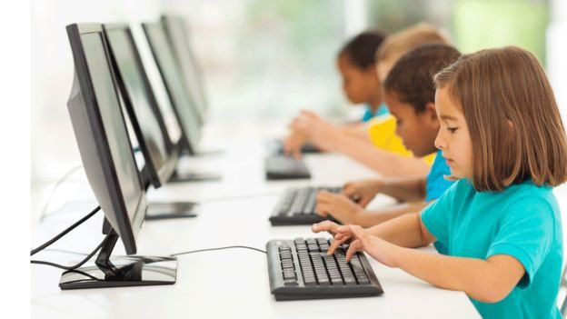 ক্লাসরুমে কম্পিউটারে লেখালেখি