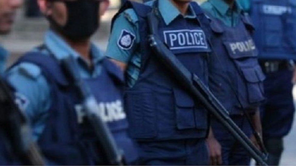 বাংলাদেশে সাধারণ মানুষ পুলিশকে ক্ষমতাশালী মনে করে সমীহ করে বাংলাদেশে সাধারণ মানুষ পুলিশকে ক্ষমতাশালী মনে করে সমীহ করে