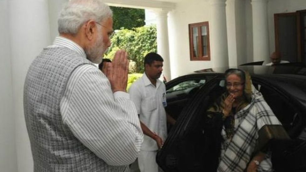 আগেরবারের ভারত সফরে শেখ হাসিনাকে স্বাগত জানাচ্ছেন নরেন্দ্র মোদি।
