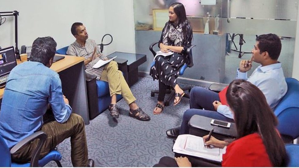 বিবিসির ঢাকা অফিসে সম্পাদকীয় মিটিং পরিচালনা করছেন ওয়ালিউর রহমান মিরাজ (ছবিটি ২০১৫ সালে তোলা) বিবিসির ঢাকা অফিসে সম্পাদকীয় মিটিং পরিচালনা করছেন ওয়ালিউর রহমান মিরাজ (ছবিটি ২০১৫ সালে তোলা)
