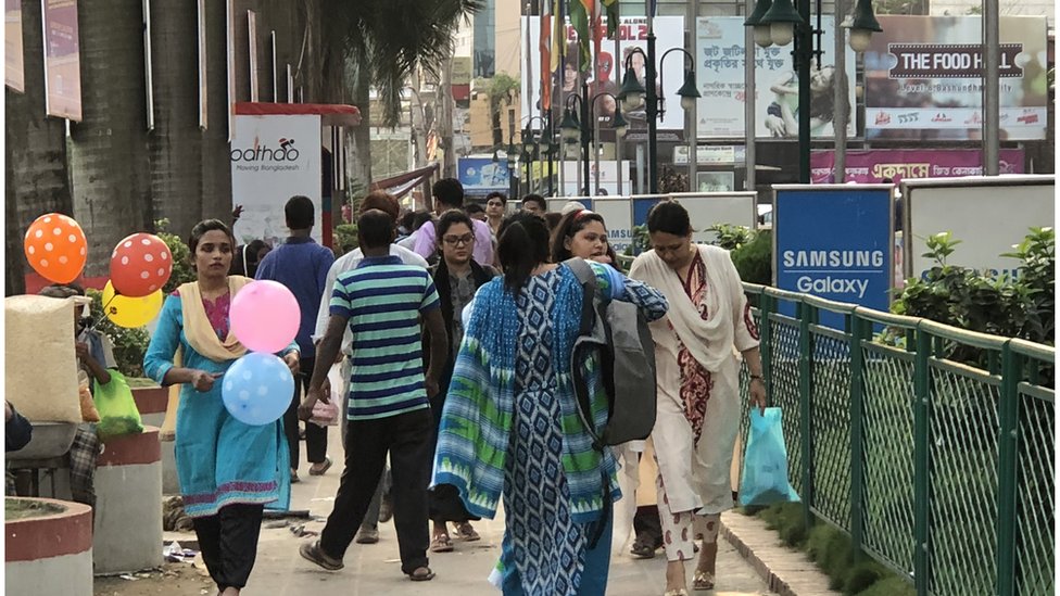 বাংলাদেশের তরুণীরা বলছেন, ঘুরে বেড়ানো বা রেস্তোরায় খাওয়া তাদের বিনোদনের অন্যতম উপায় বাংলাদেশের তরুণীরা বলছেন, ঘুরে বেড়ানো বা রেস্তোরায় খাওয়া তাদের বিনোদনের অন্যতম উপায়