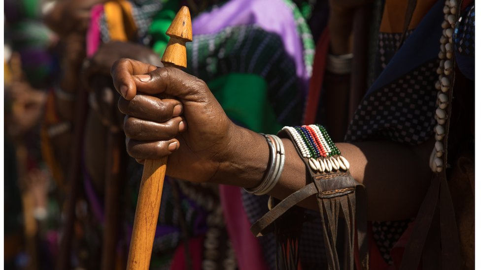 ওরোমো জাতিগোষ্ঠীর নারীরা নিজের রক্ষাকবচ এই লাঠি