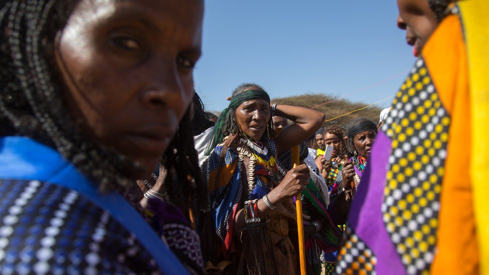 মেয়েদের হাতে দেয়া হয় সিনকিউ, যাতে তারা তাদের অধিকার নিশ্চিত করার জন্য লড়াই করতে পারে