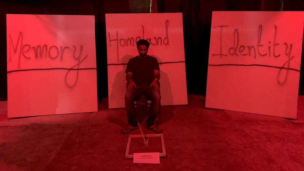 হিন্দু এবং মুসলমান শিল্পীদের নিয়ে অভিনব এই শিল্প প্রদর্শনী হিন্দু এবং মুসলমান শিল্পীদের নিয়ে অভিনব এই শিল্প প্রদর্শনী