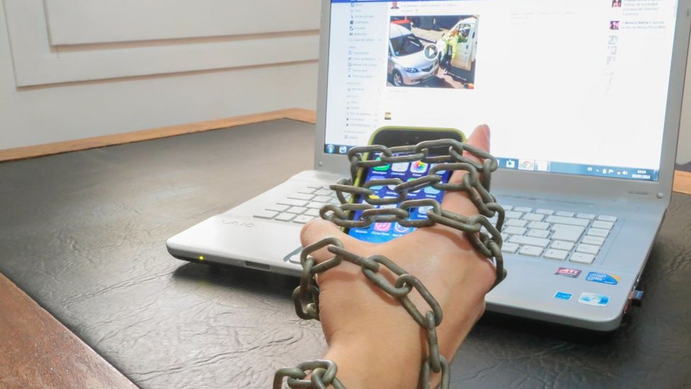 আপনি কি মোবাইল ফোনের দাসে পরিণত হয়েছেন?