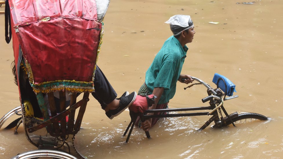 বৃষ্টি হলেই পানিতে ডুবে যায় ঢাকার রাস্তাঘাট। বৃষ্টি হলেই পানিতে ডুবে যায় ঢাকার রাস্তাঘাট।