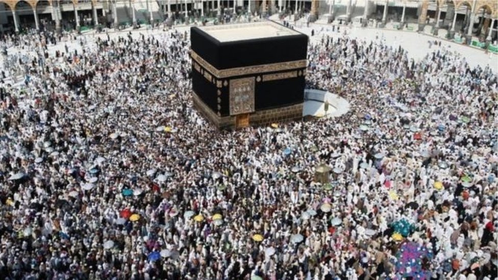 সারা পৃথিবী থেকে লক্ষ লক্ষ মুসলমান প্রতি বছর হজ করতে সৌদি আরবে যান। সারা পৃথিবী থেকে লক্ষ লক্ষ মুসলমান প্রতি বছর হজ করতে সৌদি আরবে যান।