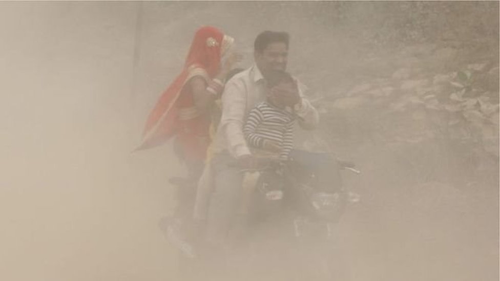 ভারতের দিল্লীতে বায়ু দূষণের শিকার এক পরিবার ভারতের দিল্লীতে বায়ু দূষণের শিকার এক পরিবার