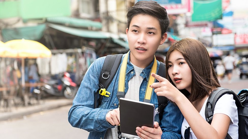 কাজ করতে করতে অন্যমনস্কভাবে পথ চলবে না কাজ করতে করতে অন্যমনস্কভাবে পথ চলবে না