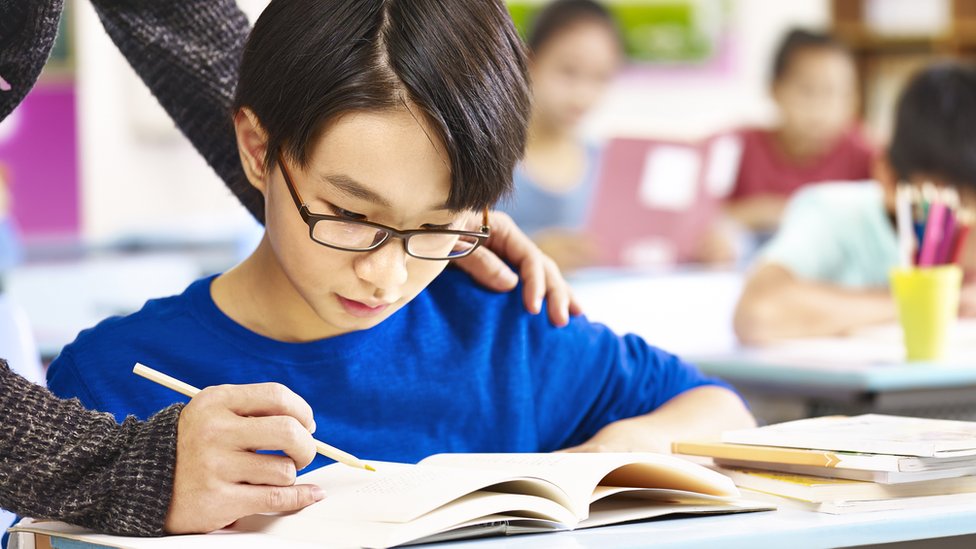 স্কুলে এক এশিয়ান ছাত্র।