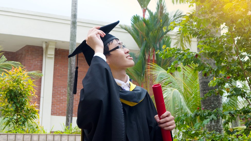 বিশ্ববিদ্যালয়ের স্নাতক।