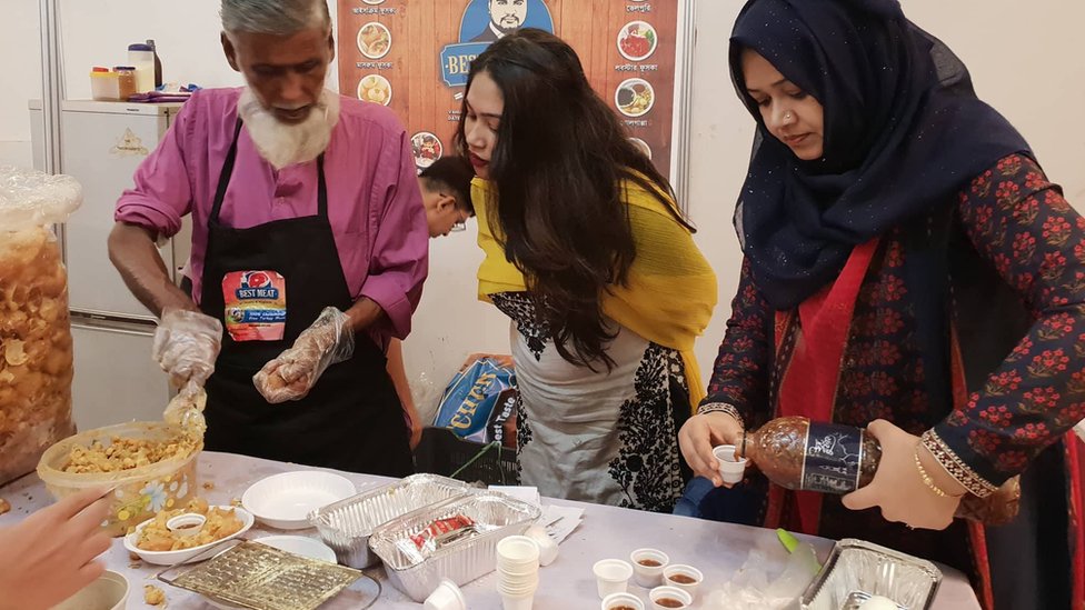 ফুচকা উৎসবে আসা খাদ্য রসিকদের কজনা।