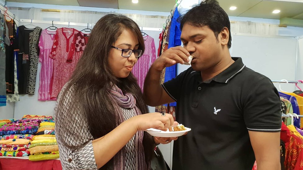ফুচকা নিয়ে আগ্রহ নারী-পুরুষের সমান।
