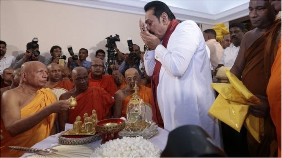 রাতারাতি নিজেকে বৈধ প্রধানমন্ত্রী হিসাবে দাবি করেছেন মাহিন্দা রাজাপাক্সে রাতারাতি নিজেকে বৈধ প্রধানমন্ত্রী হিসাবে দাবি করেছেন মাহিন্দা রাজাপাক্সে