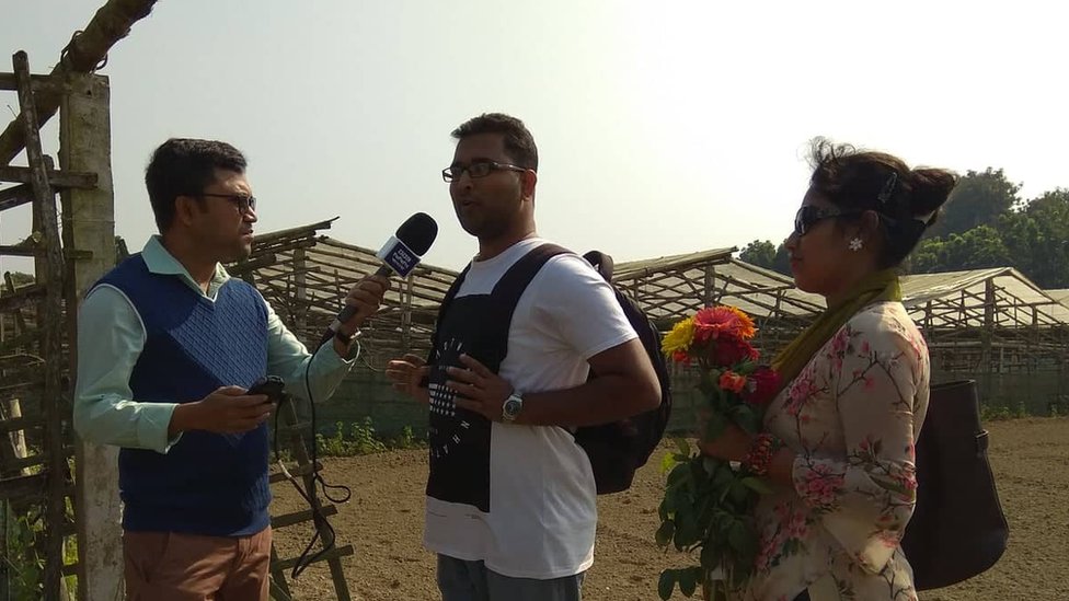 ফুল চাষ দেখতে আসা দু শিক্ষার্থী ফুল চাষ দেখতে আসা দু শিক্ষার্থী