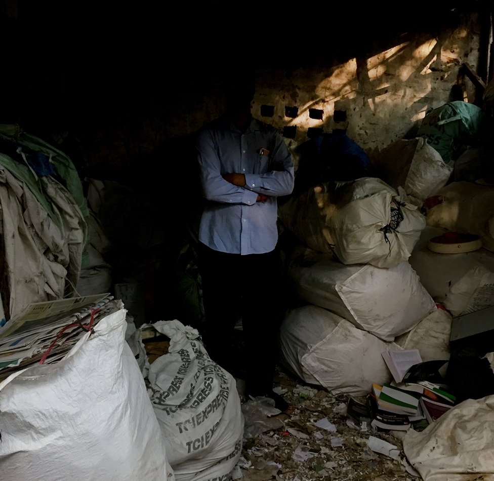 গোবিন্দ বলছেন তিনি আবর্জনা সংগ্রহকারী হিসেবে নিজের পরিচয় দিতে আগ্রহী নন।