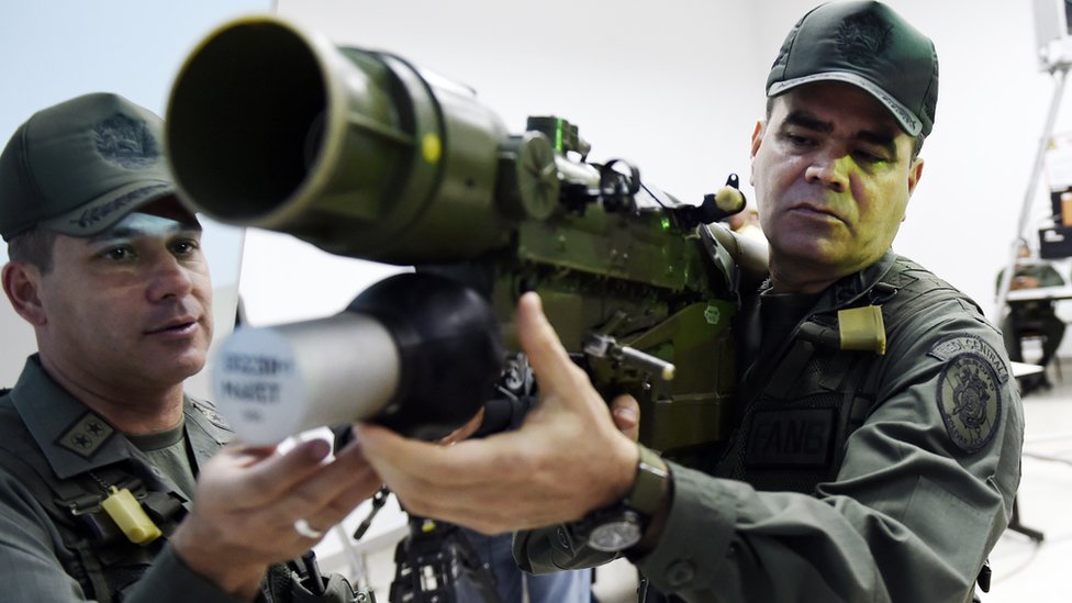 হাতে রকেট লঞ্চার নিয়ে প্রতিরক্ষামন্ত্রী ভ্লাদিমির পেদ্রিসো লোপেজ। হাতে রকেট লঞ্চার নিয়ে প্রতিরক্ষামন্ত্রী ভ্লাদিমির পেদ্রিসো লোপেজ।