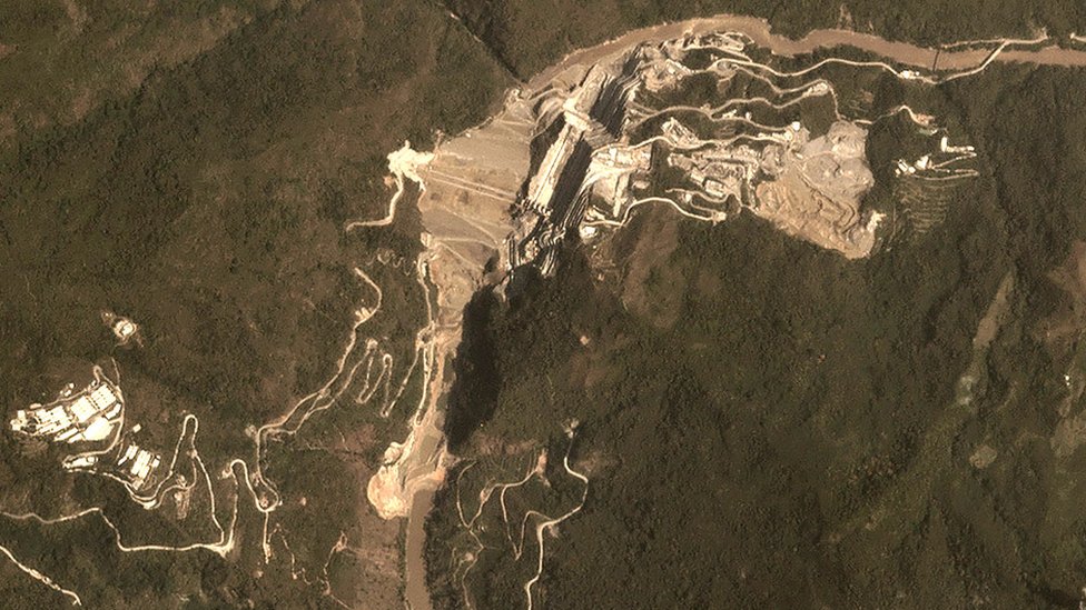 বাঁধ তৈরির কাজ যখন চলছে তখন তোলা ছবি।